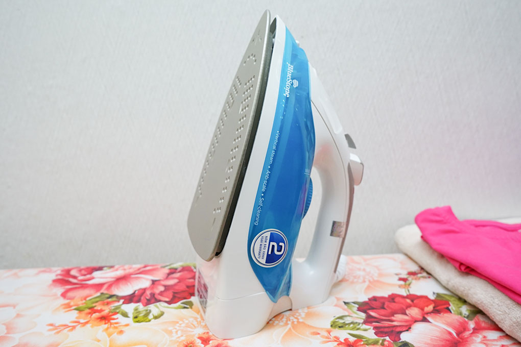 Bàn ủi hơi nước Bluestone SIB-3816