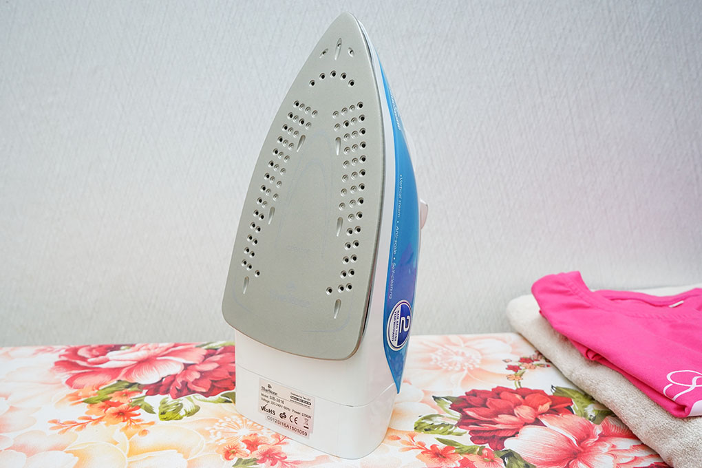 Bàn ủi hơi nước Bluestone SIB-3816