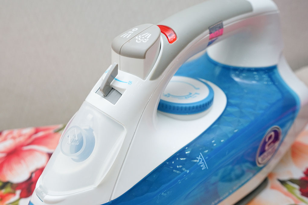 Bàn ủi hơi nước Bluestone SIB-3816