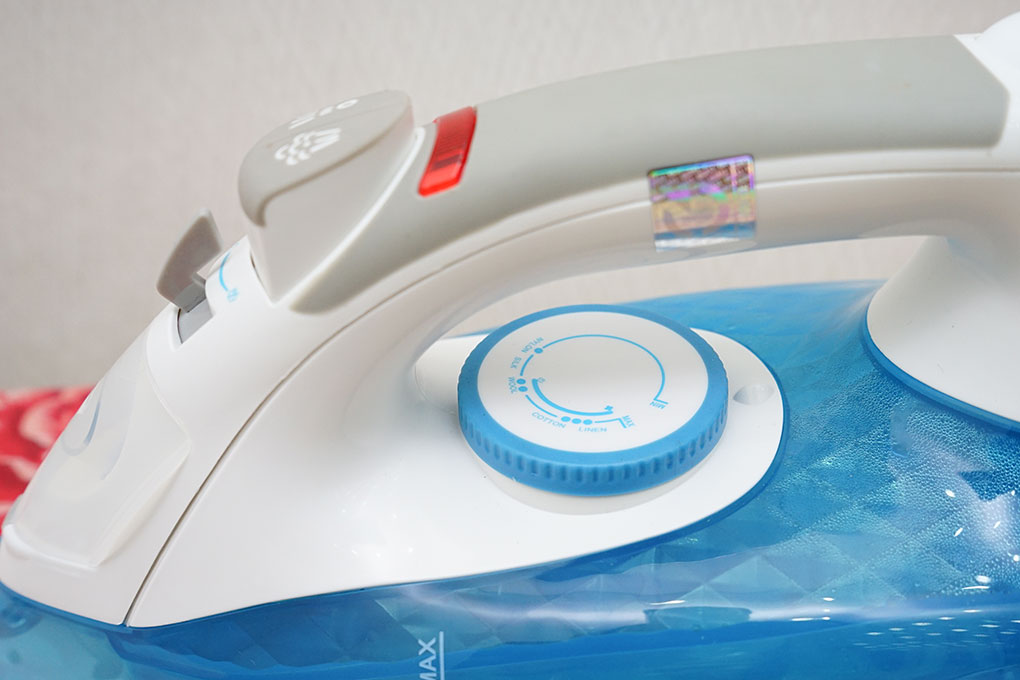 Bàn ủi hơi nước Bluestone SIB-3816