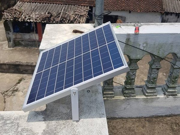 Đèn pha năng lượng mặt trời JinDian 100w JD-8800L