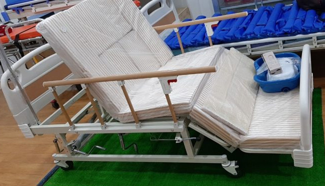 Giường bệnh nhân 4 tay quay E05