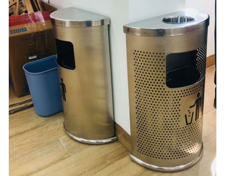 Thùng rác inox bán nguyệt có khay gạt tàn thuốc lá Vietbin A55