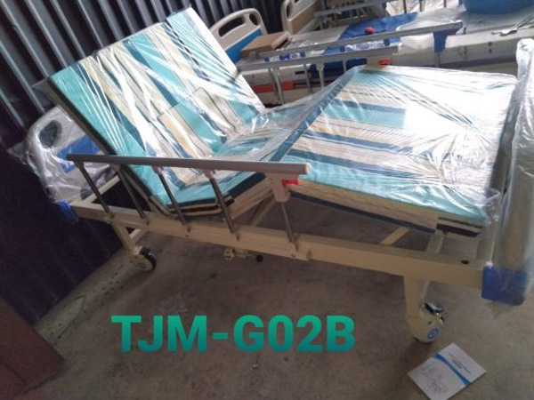 Giường bệnh nhân 2 tay quay có bô vệ sinh TJM-G02B