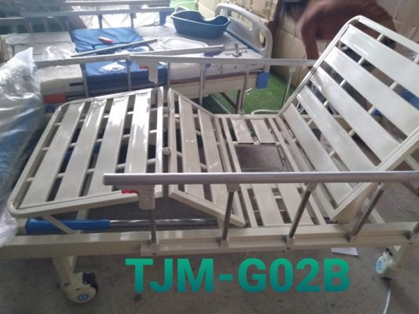 Giường bệnh nhân 2 tay quay có bô vệ sinh TJM-G02B