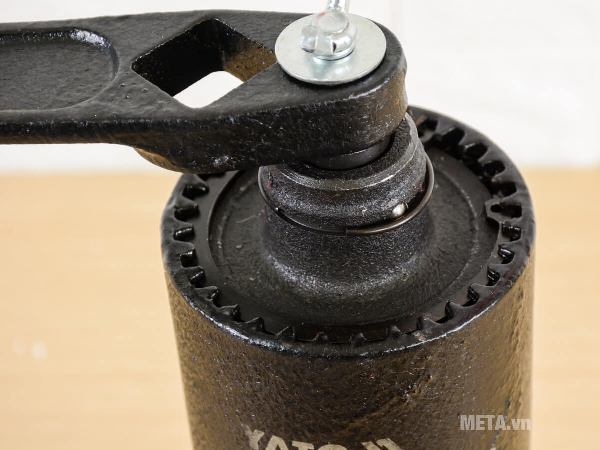 Bộ dụng cụ mở ốc lốp xe tải bằng tay loại ngắn Yato YT-0782