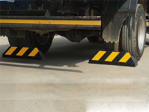 Cục chặn bánh xe cao su cố định