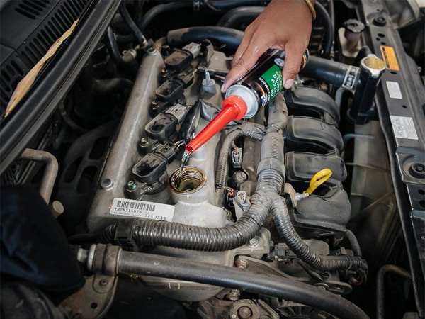 Dung dịch súc rửa động cơ cho xe hơi, xe máy Bluechem Oil System Cleaner 250ml