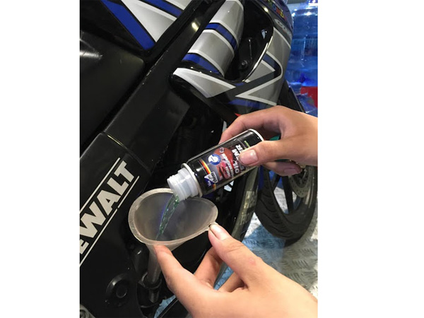 Dung dịch súc rửa động cơ cho xe hơi, xe máy Bluechem Oil System Cleaner 250ml