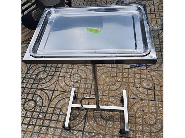 Bàn tít đựng dụng cụ phẫu thuật