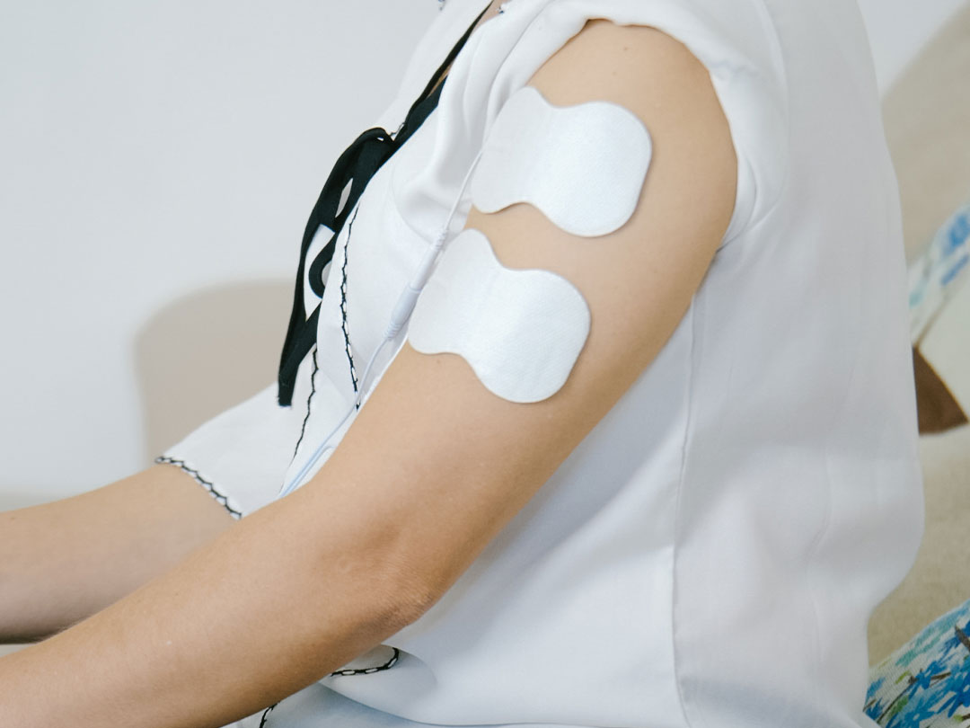 Máy massage châm cứu chân và toàn thân bằng xung điện Nevato NVE1310