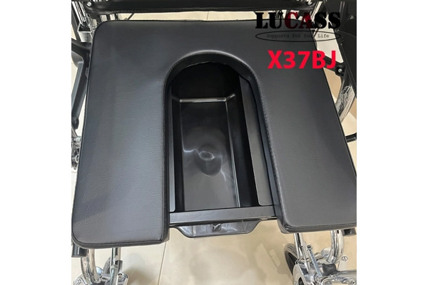 Xe lăn Lucass X37BJ có bô vệ sinh ngả nằm bánh đúc