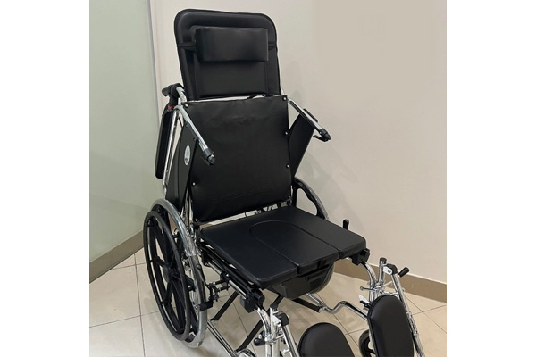 Xe lăn Lucass X37BJ có bô vệ sinh ngả nằm bánh đúc