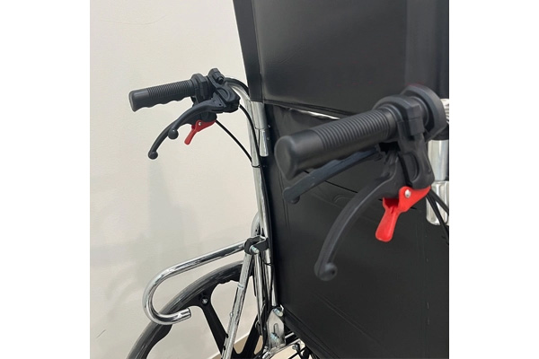 Xe lăn Lucass X37BJ có bô vệ sinh ngả nằm bánh đúc