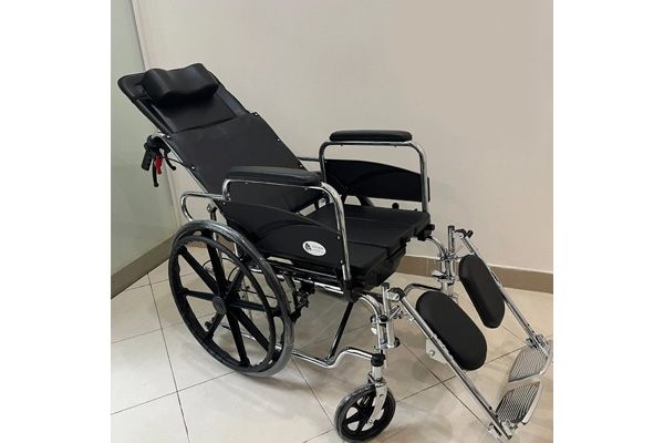 Xe lăn Lucass X37BJ có bô vệ sinh ngả nằm bánh đúc