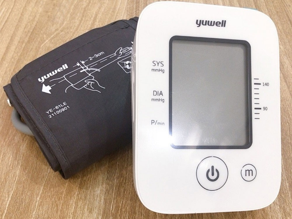 Máy đo huyết áp điện tử bắp tay Yuwell YE660D