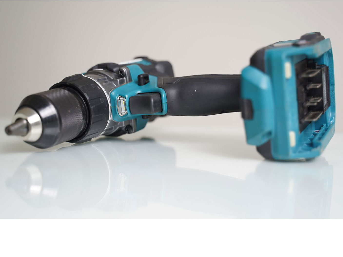 Máy khoan búa và vặn vít dùng pin Makita HP001GZ (40V Max, chưa pin và sạc)