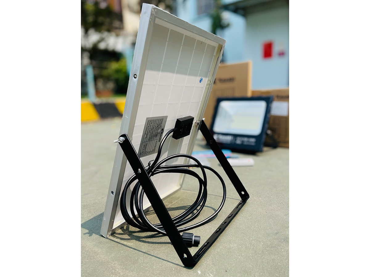 Đèn năng lượng mặt trời Kazaki KZ-FLT08-100W