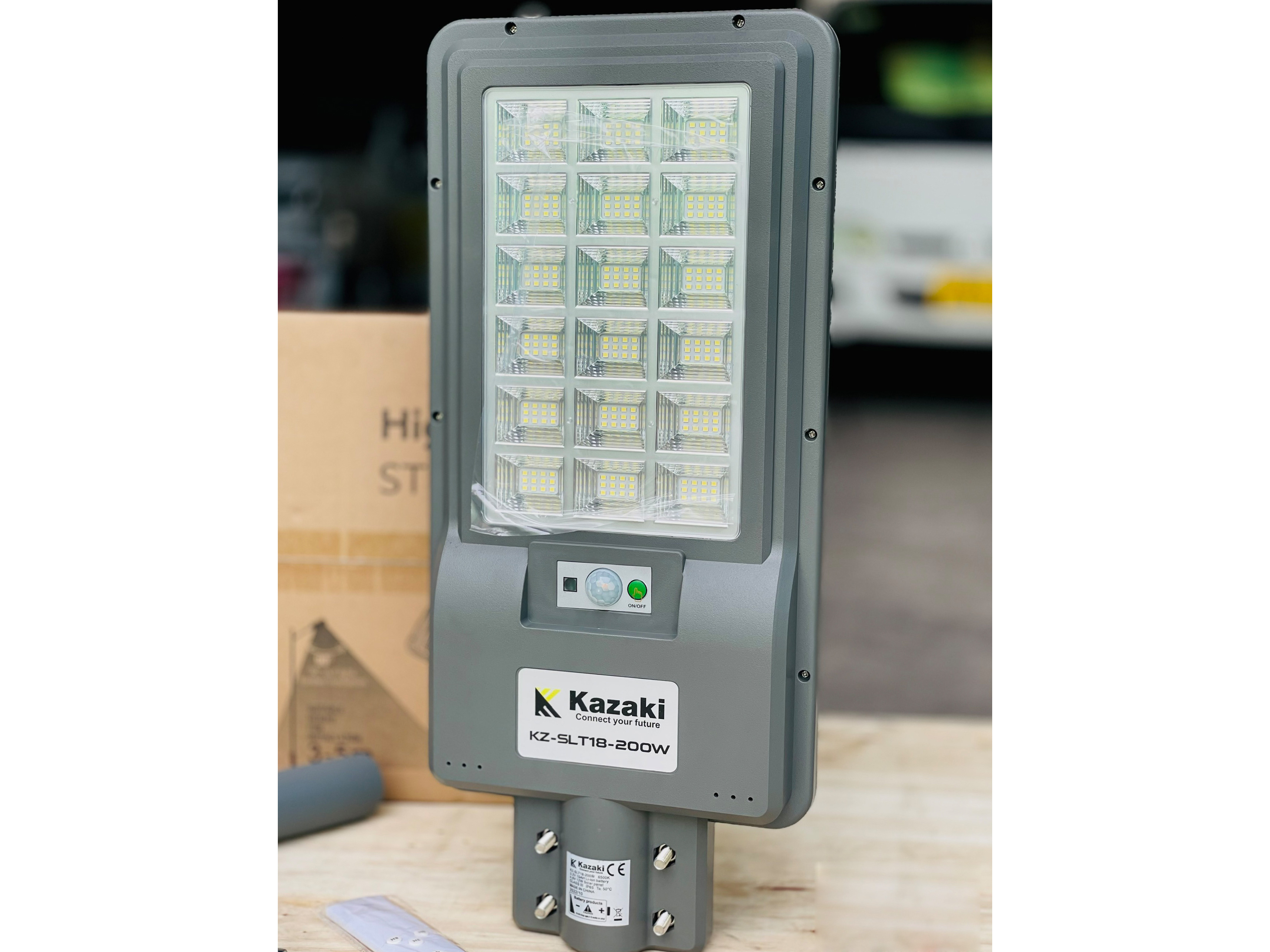 Đèn năng lượng mặt trời Kazaki KZ-SLT18-200W