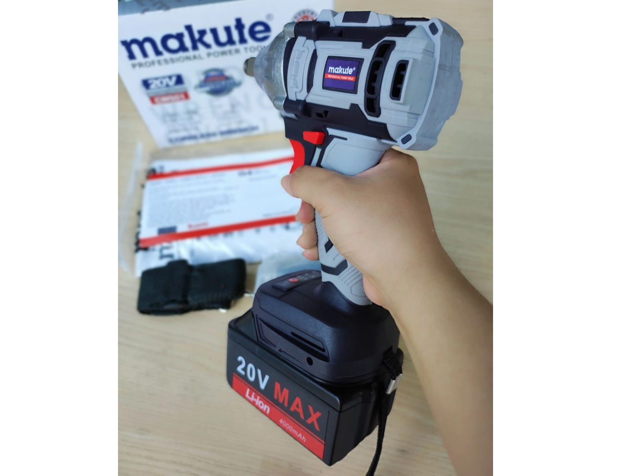 Máy bắn đai ốc dùng pin Makute CW001 (20V chưa pin, sạc)