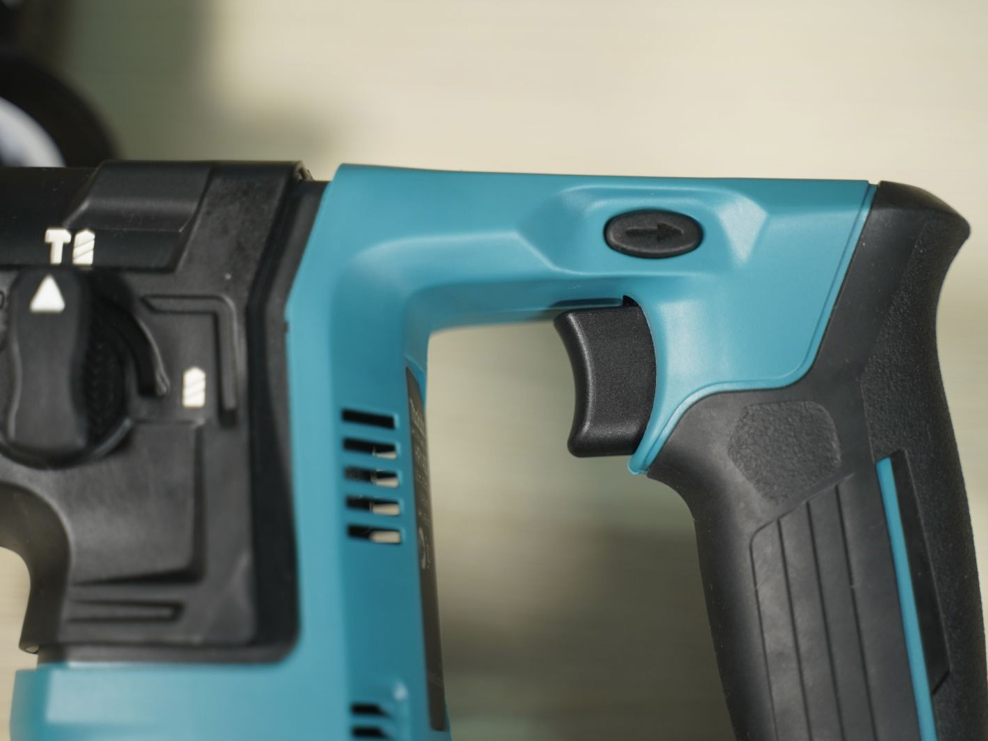 Máy khoan bê tông dùng pin Makita HR140DZ 12V (chưa pin và sạc)