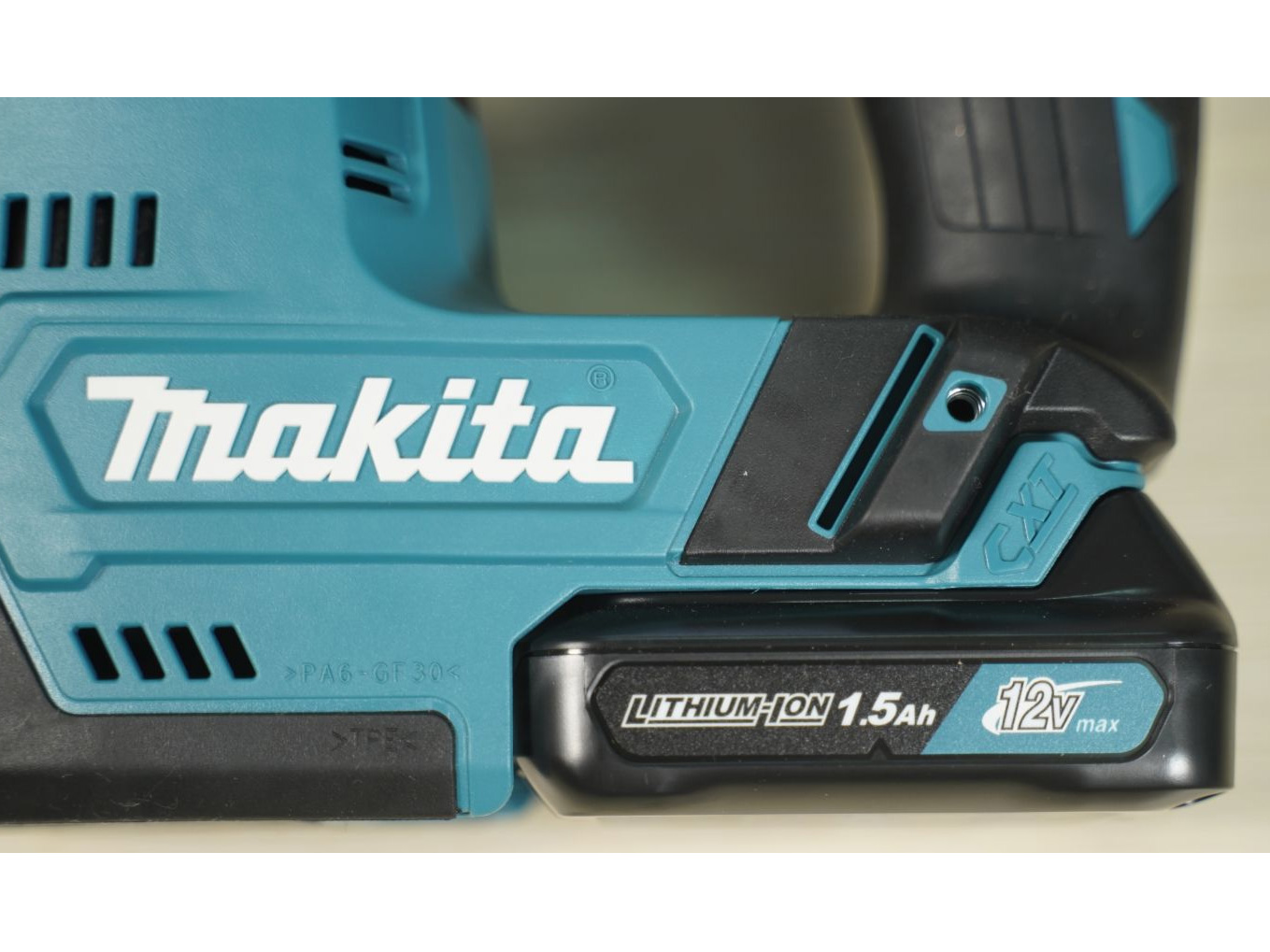 Máy khoan bê tông Makita HR140DSYE 12V (sạc 2 pin 1.5AH)