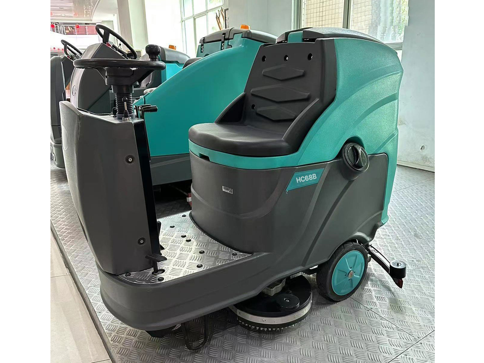 Máy chà sàn ngồi lái HiClean HC68B