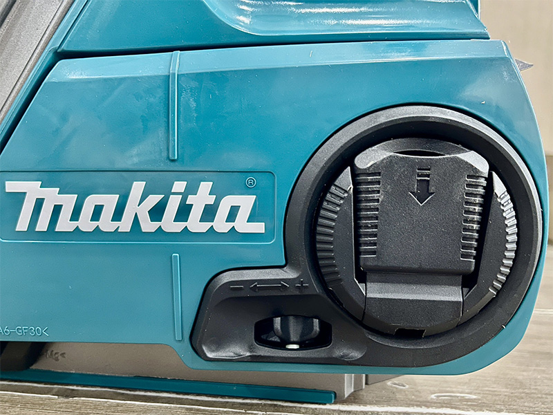 Máy cưa xích dùng pin Makita UC016GZ (Chưa pin và sạc)