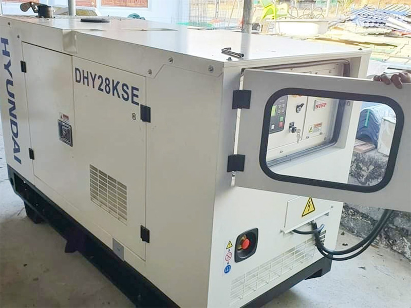 Máy phát điện 25KVA/20KW 3 pha công nghiệp chạy dầu Hyundai DHY28KSE
