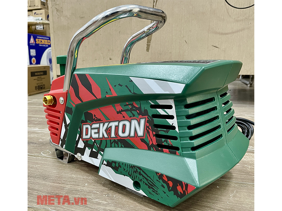 Voyaga etgan ayol qiniga turli xil narsalarni kiritadi. Uch kishilik xotinning rashki