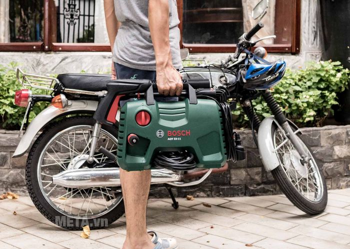 Máy rửa xe Bosch Aquatak-33-11 nặng 4kg nên xách tay di chuyển dễ dàng. Máy rửa xe Bosch Aquatak-33-11 nặng 4kg nên xách tay di chuyển dễ dàng.
