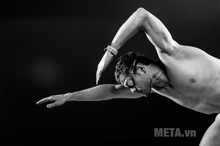 Vòng đeo tay theo dõi sức khỏe Garmin Forerunner 935