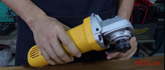 Máy mài góc Dewalt DW820