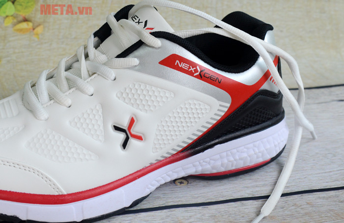 Chất liệu và kiểu dáng giày chắc chắn