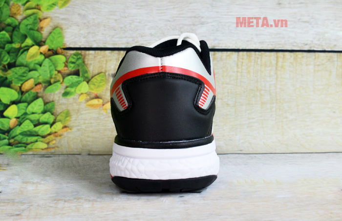 Đằng sau giày bo tròn ôm lấy chân bạn