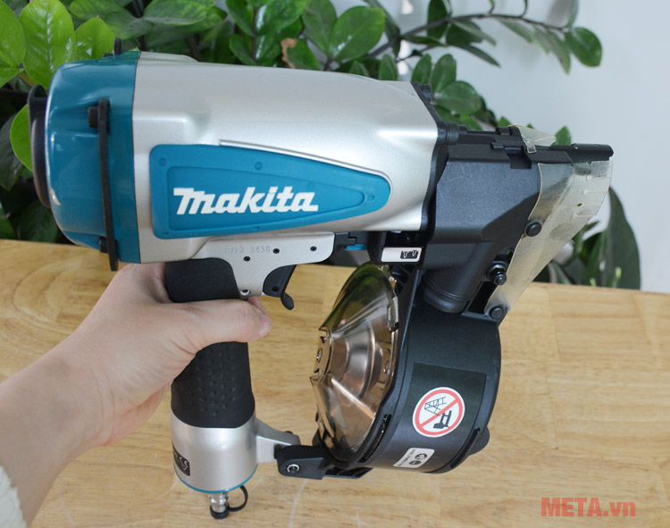 Máy bắn đinh Makita AN560