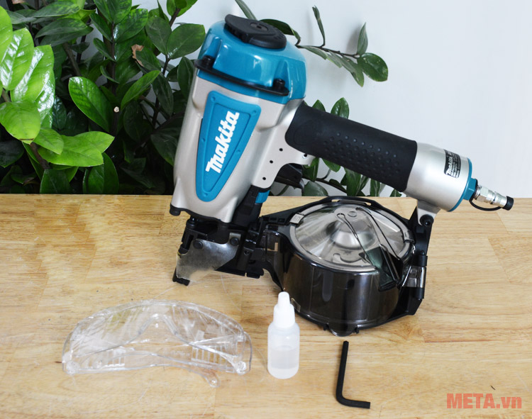 Máy bắn đinh Makita AN560