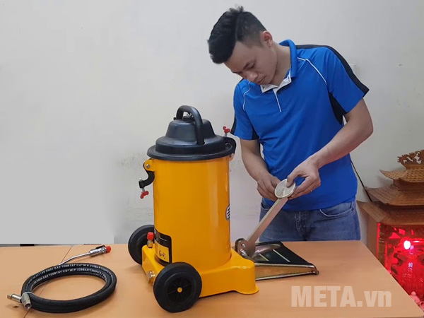 Máy bơm mỡ dùng chân Kocu GZ-6J 12 lít