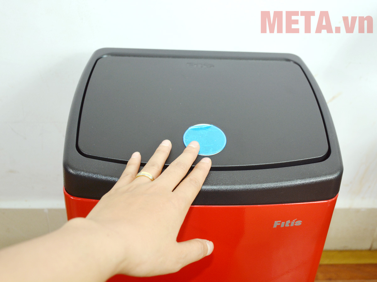 Thùng rác inox nhấn vuông nhỏ Fitis STS1-906 - 15 lít (Đỏ)