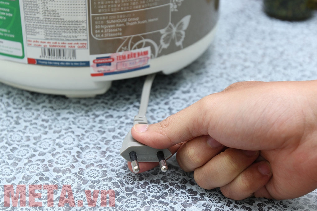 Nồi cơm điện Sunhouse SHD8616 vàng - 1.8 lít