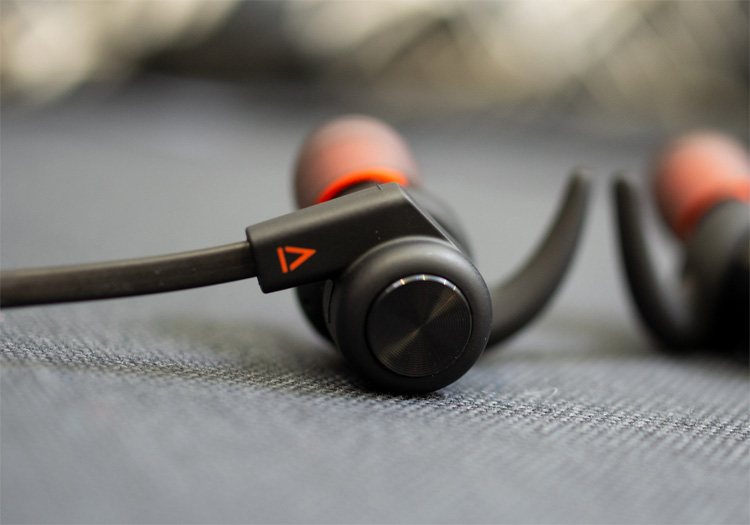 Tai nghe bluetooth Creative Outlier Plus