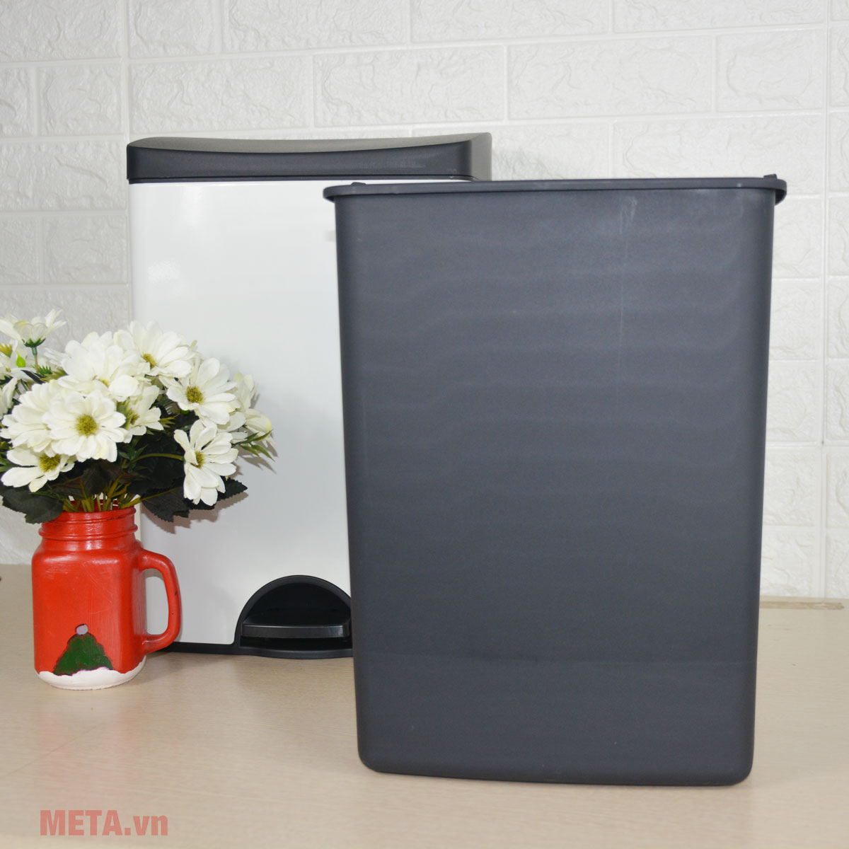 Thùng rác inox đạp vuông nhỏ Fitis SPS1-904 15 lít (trắng)