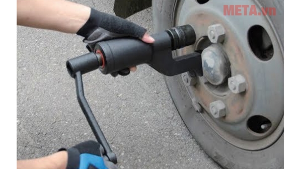Bộ dụng cụ mở ốc lốp xe tải bằng tay loại dài 5800Nm Yato YT-07822