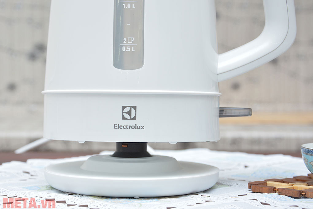 Ấm đun nước Electrolux EEK1303W (1,5 lít)
