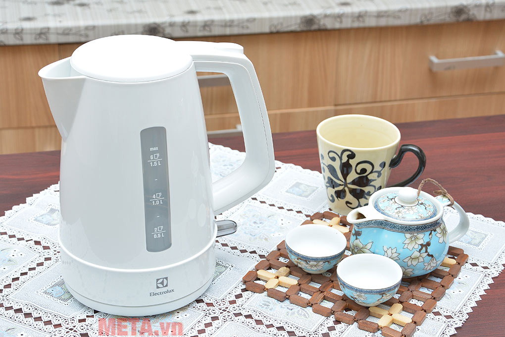 Ấm đun nước Electrolux EEK1303W (1,5 lít)