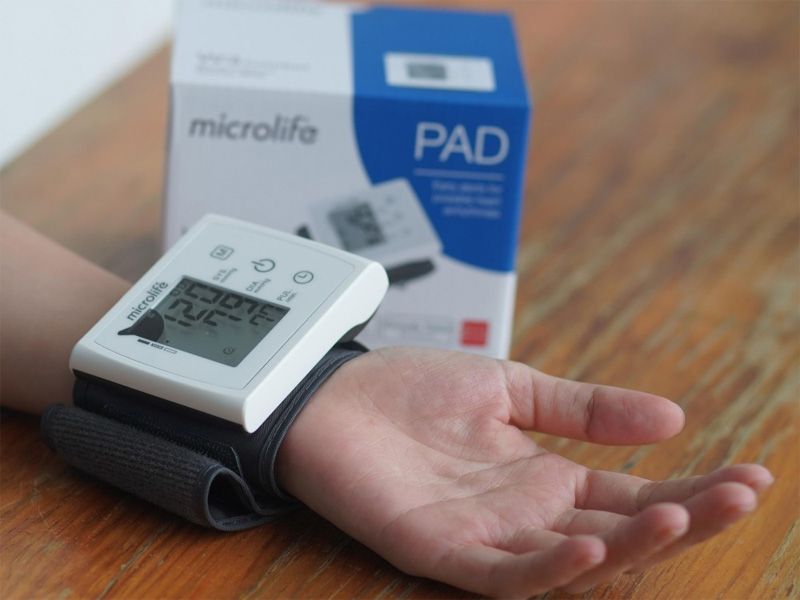 Máy đo huyết áp cổ tay Microlife BP W3 Comfort