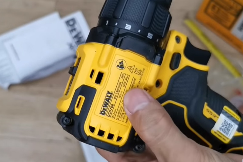 Thân máy khoan vặn vít dùng pin DeWalt DCD708N (không kèm pin, sạc)