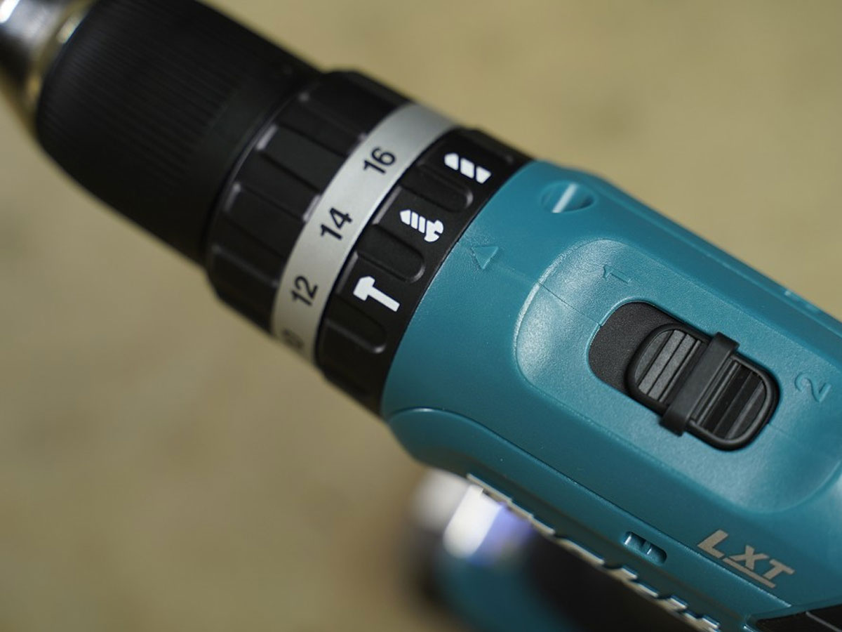 Máy khoan búa dùng pin 18V Makita DHP453Z (không pin và sạc)