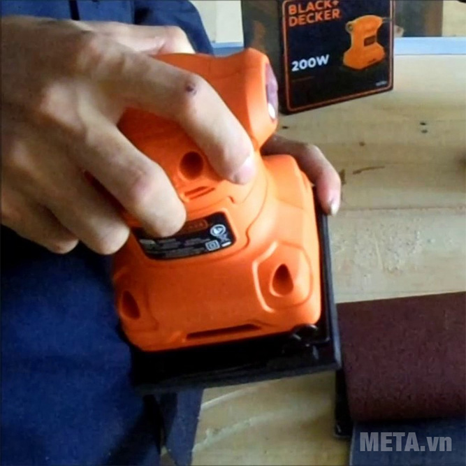 Máy chà nhám Black&Decker BS200-B1
