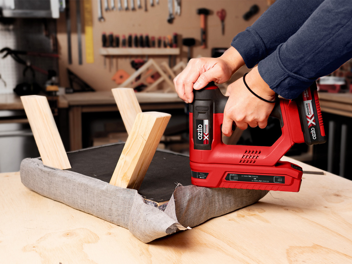 Thân máy bắn ghim dùng pin 18V Ozito PXSGS-5021 (không pin, sạc)